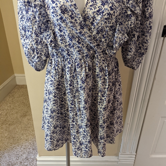 H&M blue and white floral print puff sleeve ruffle dress size medium - Picture 5 of 8